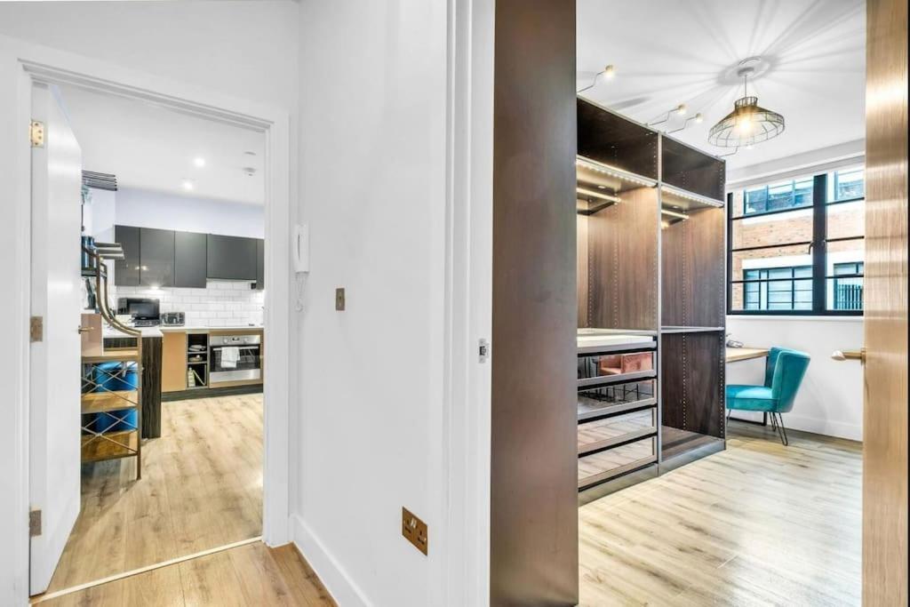 Giant Savings On Long B1 Living, Enquire Now Appartamento